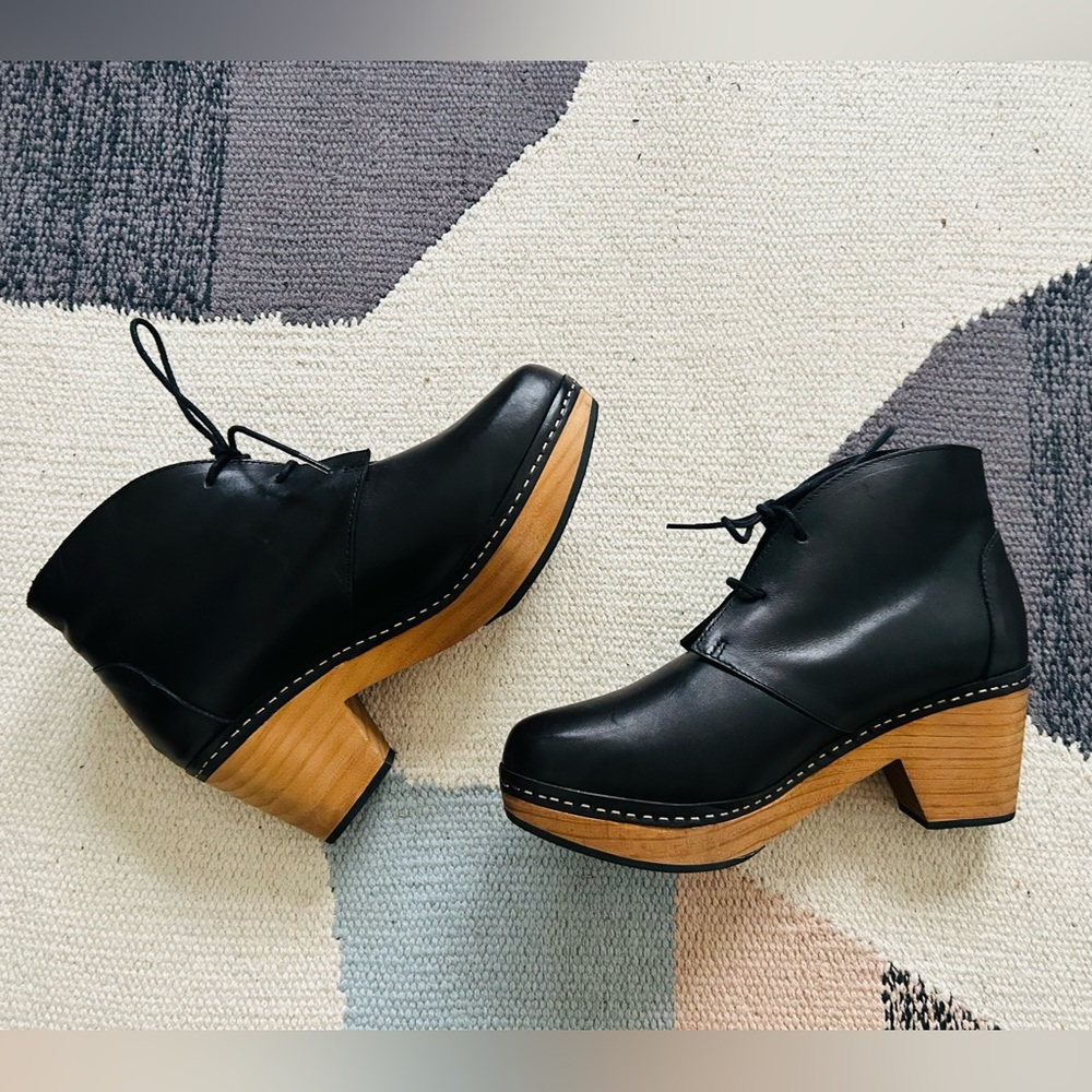 LIKE NEW! Lisa B. smooth toe black leather bootie clog